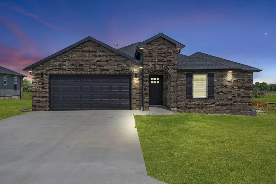 924 Tracy LN, Mt Vernon, MO 65712