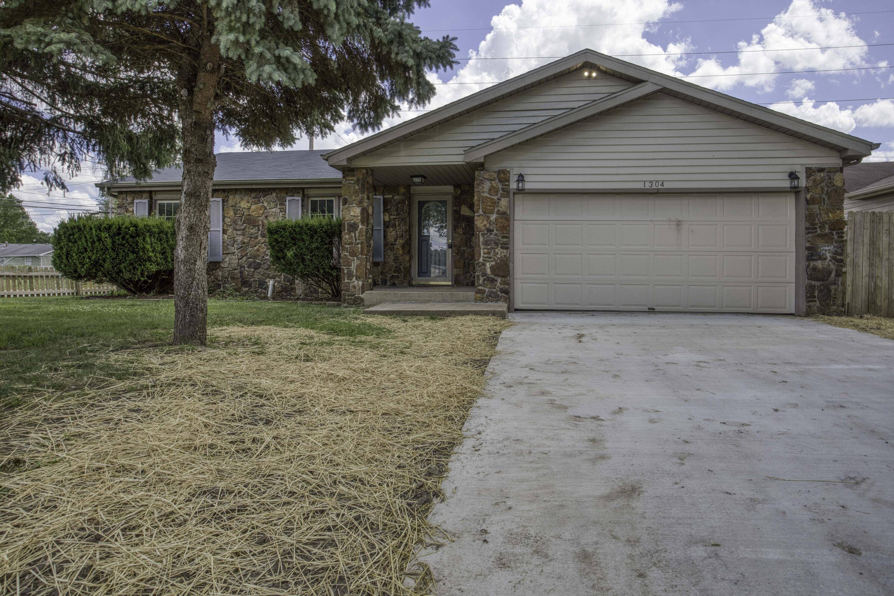 1304 W Downing ST, Springfield, MO 65807