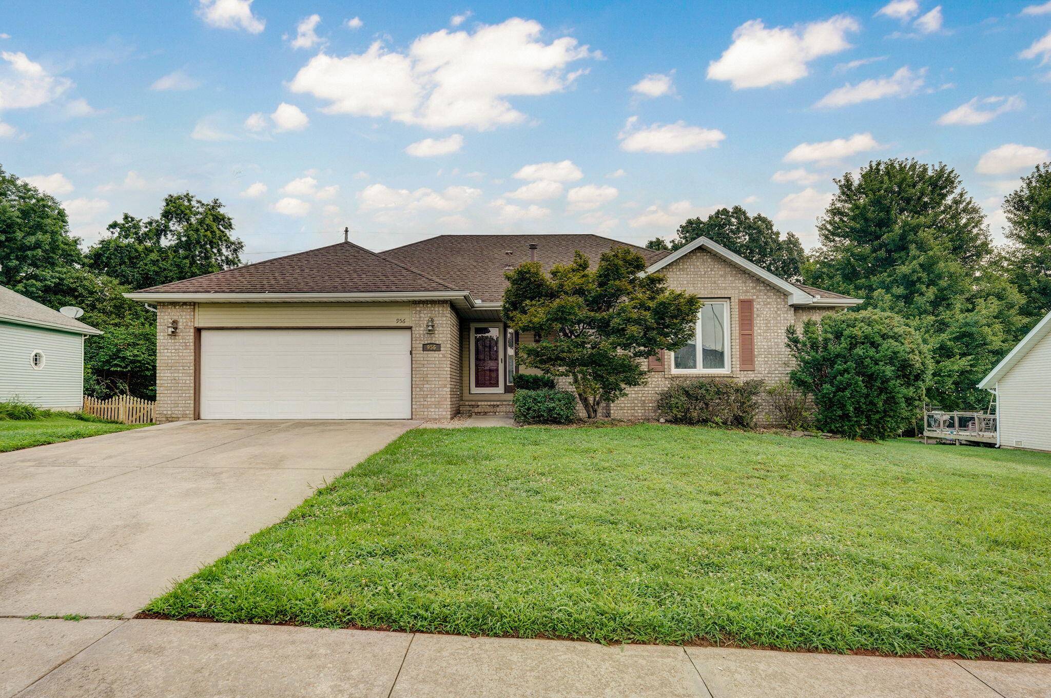 956 S Greentree AVE, Springfield, MO 65809