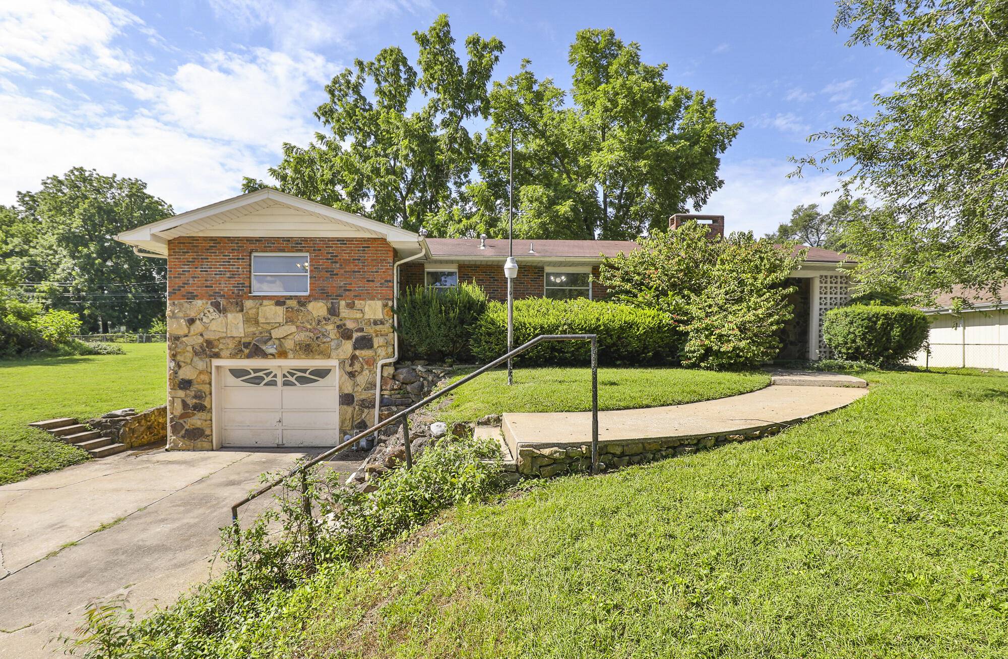 2114 E Walnut ST, Springfield, MO 65802