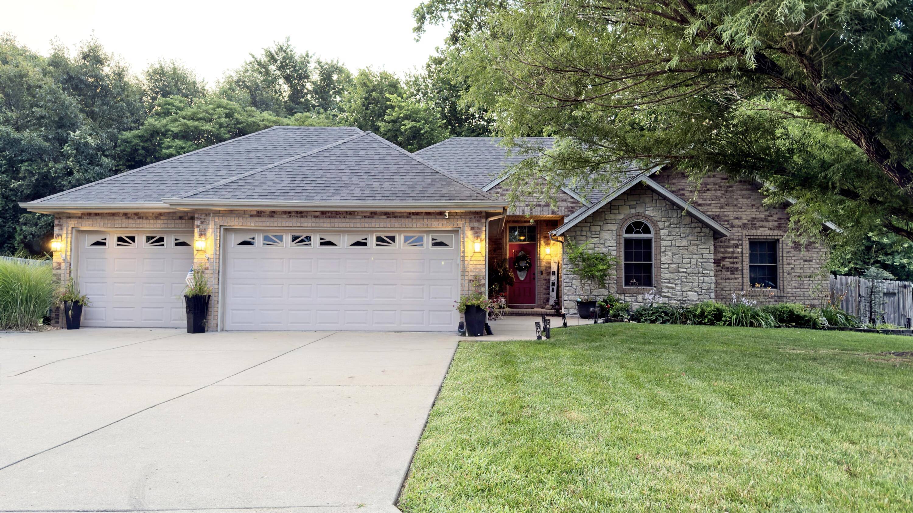 5604 N Seacrest DR, Ozark, MO 65721