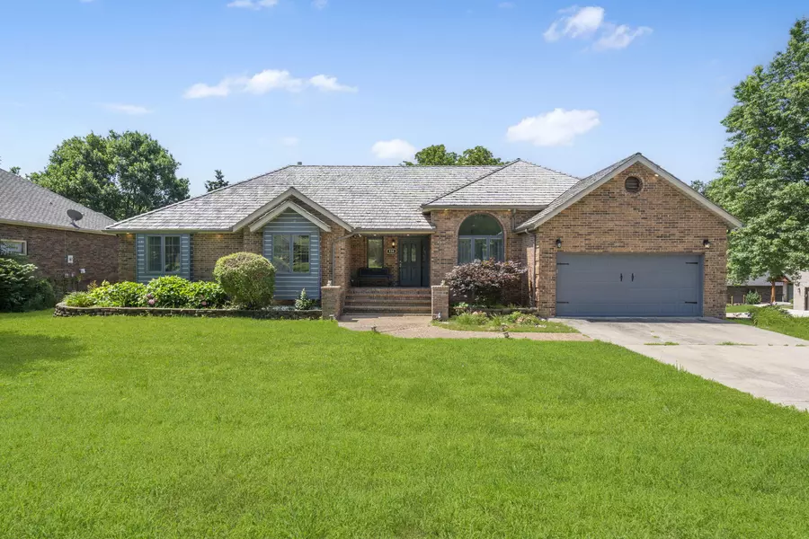 930 W Sherwood DR, Springfield, MO 65810