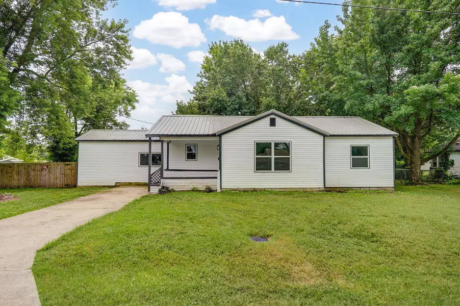 12 E Hawthorne ST, Aurora, MO 65605