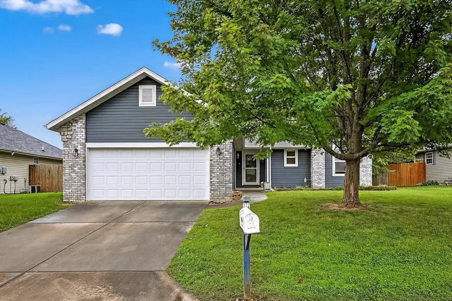316 W Shawnee CT, Clever, MO 65631