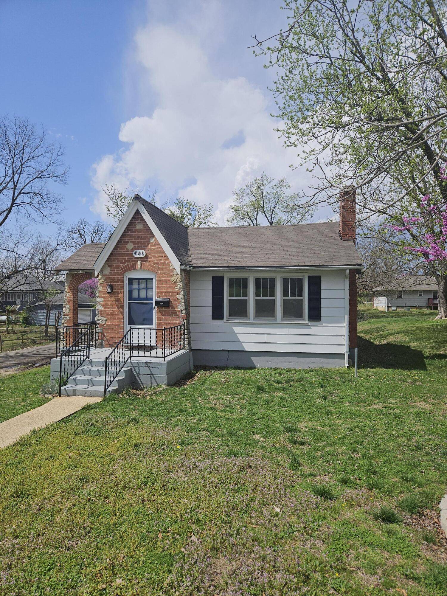 601 N Harris ST, Willow Springs, MO 65793