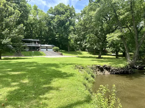 22914 Indian LN, Hermitage, MO 65668
