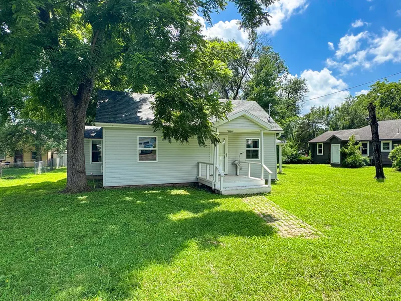 205 W 5th ST, Pineville, MO 64856