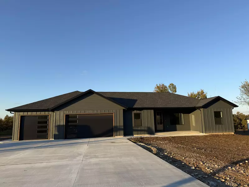 405 Raspberry RD, Highlandville, MO 65669