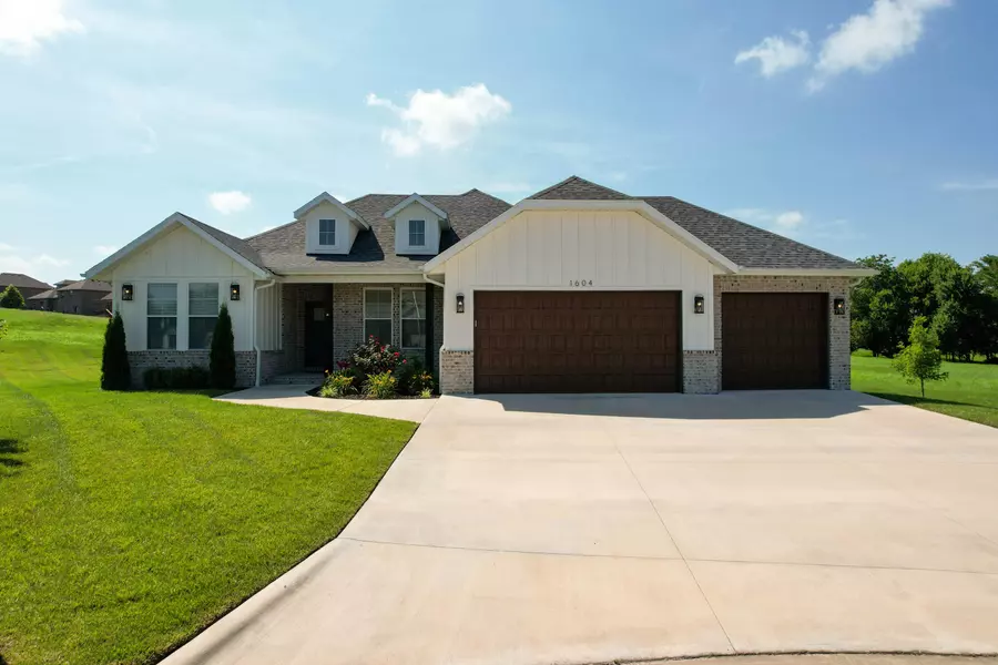 1604 N Bristol AVE, Springfield, MO 65802