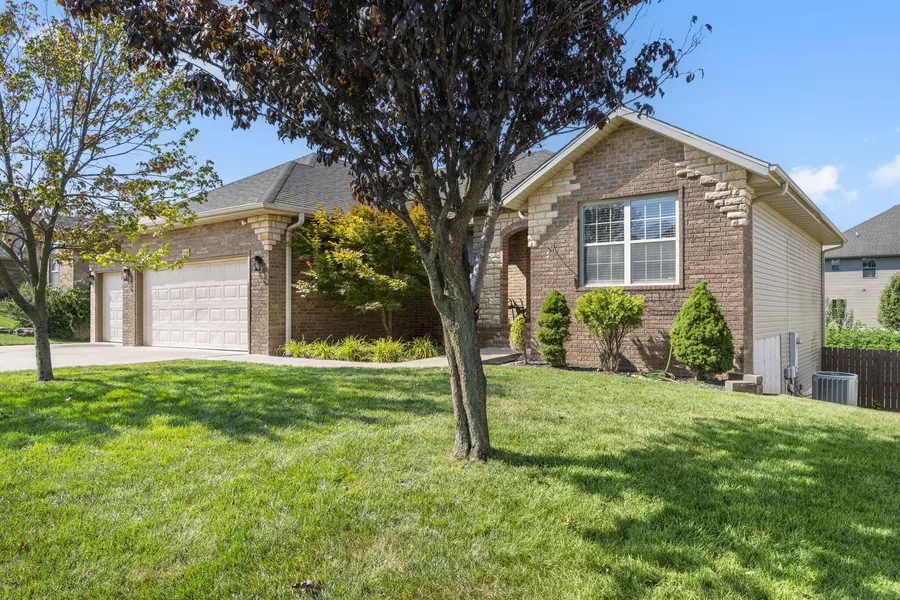 1209 N Farmington DR, Ozark, MO 65721