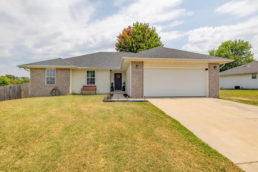 720 Poplar CT, Marshfield, MO 65706