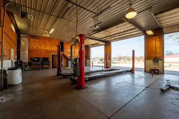 Marshfield, MO 65706,828 Commercial ST