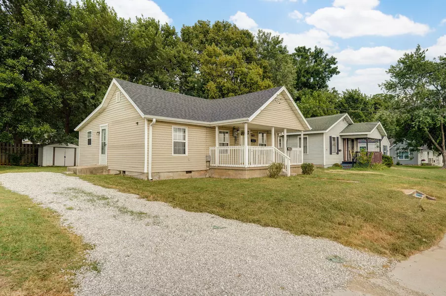 1613 E Chestnut ST, Springfield, MO 65802