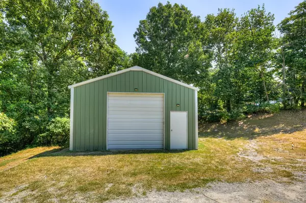 303 Osage LN, Pineville, MO 64856