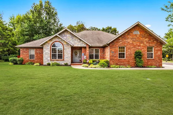 10 Remington DR, Monett, MO 65708
