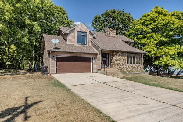 Marshfield, MO 65706,227 Crestwood DR