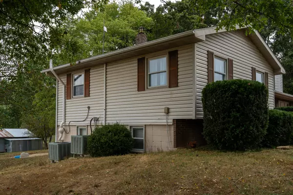 Pomona, MO 65789,4444 County Road 2420