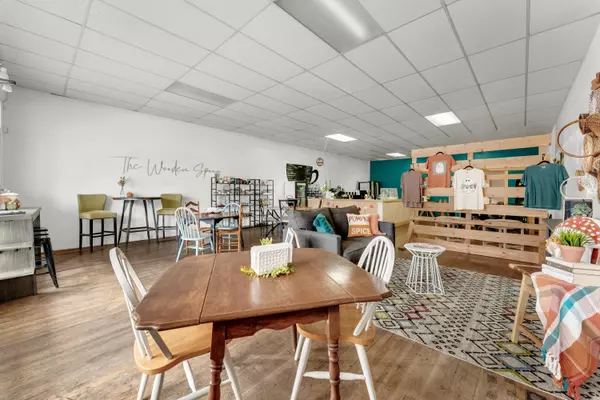 Crane, MO 65633,208 Main ST