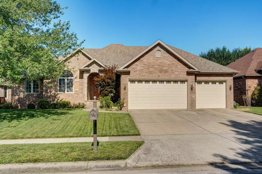 1401 N Chapel DR, Springfield, MO 65802
