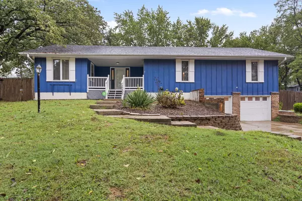 2207 E Cardinal ST, Springfield, MO 65804