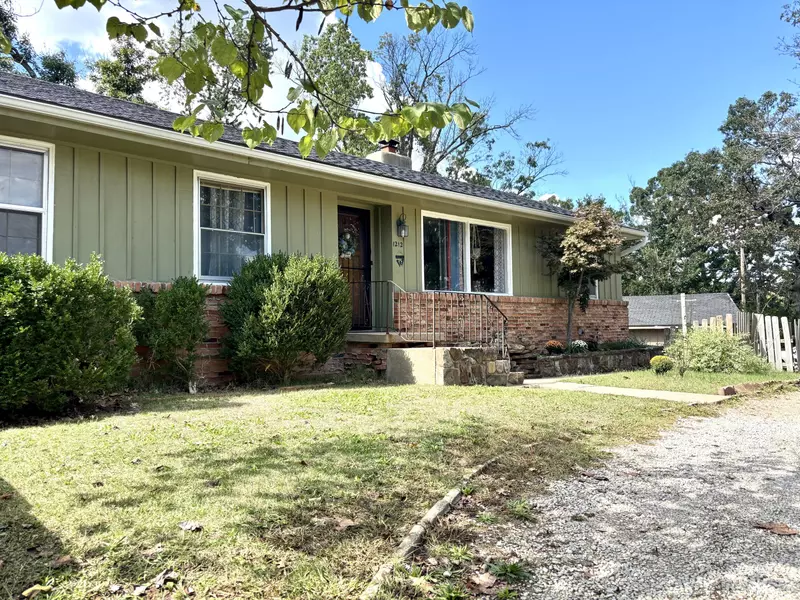 1212 Hawthorne DR, Neosho, MO 64850