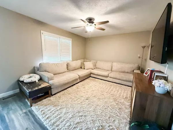 Willow Springs, MO 65793,613 Spencer LN