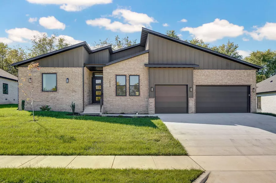 1688 E Cobblestone DR, Ozark, MO 65721