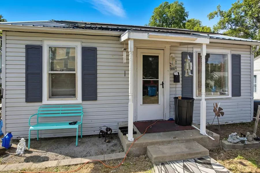 1221 Clinton ST, Carthage, MO 64836