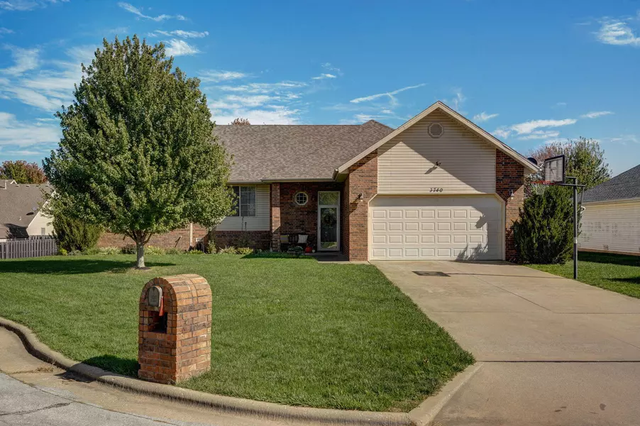 3740 N Oak Point AVE, Springfield, MO 65803