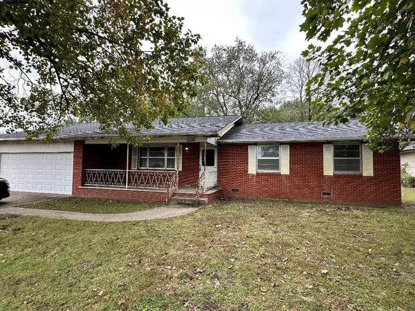 1320 Belle Air PL, Carthage, MO 64836