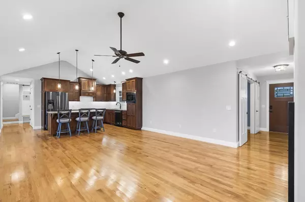 Aurora, MO 65605,1101 Highland DR