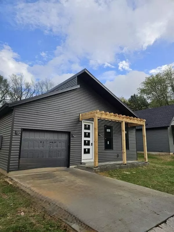 326 South AVE, Sparta, MO 65753