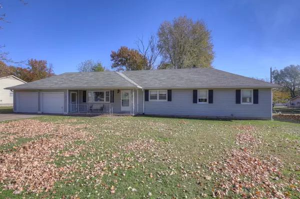 1910 Wynwood DR, Carthage, MO 64836