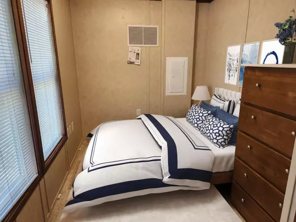 Conway, MO 65632,411 W Nelon