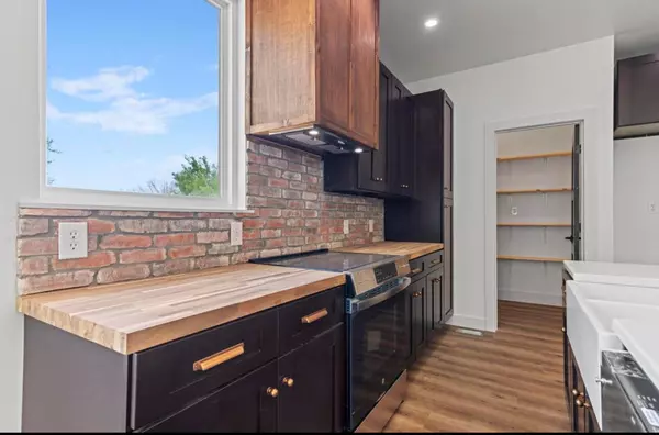 Sparta, MO 65753,332 South AVE