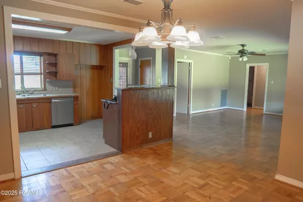 Lafayette, LA 70506,102 White CIR