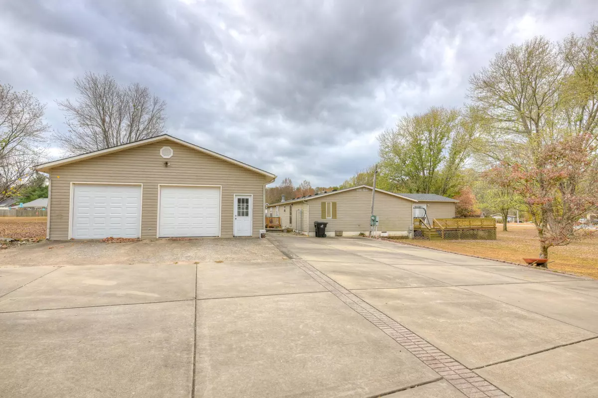 Anderson, MO 64831,117 Riverview Drive