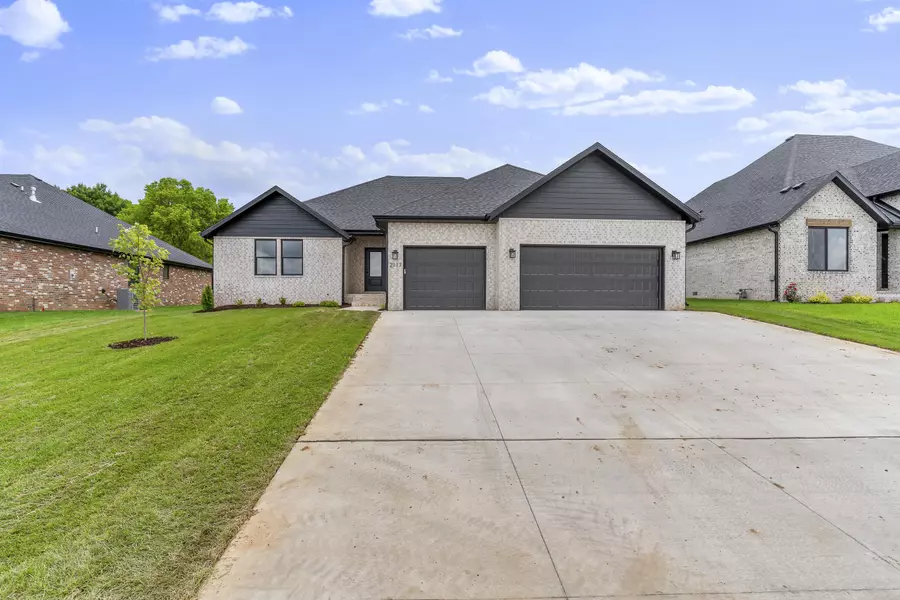2117 N Silver Charm Avenue, Springfield, MO 65802