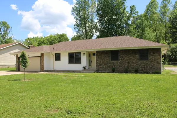 2558 W Village Lane, Springfield, MO 65807