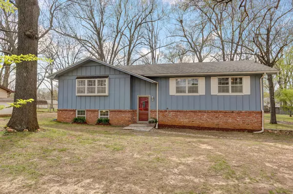 5245 N Wedgewood Drive, Springfield, MO 65803