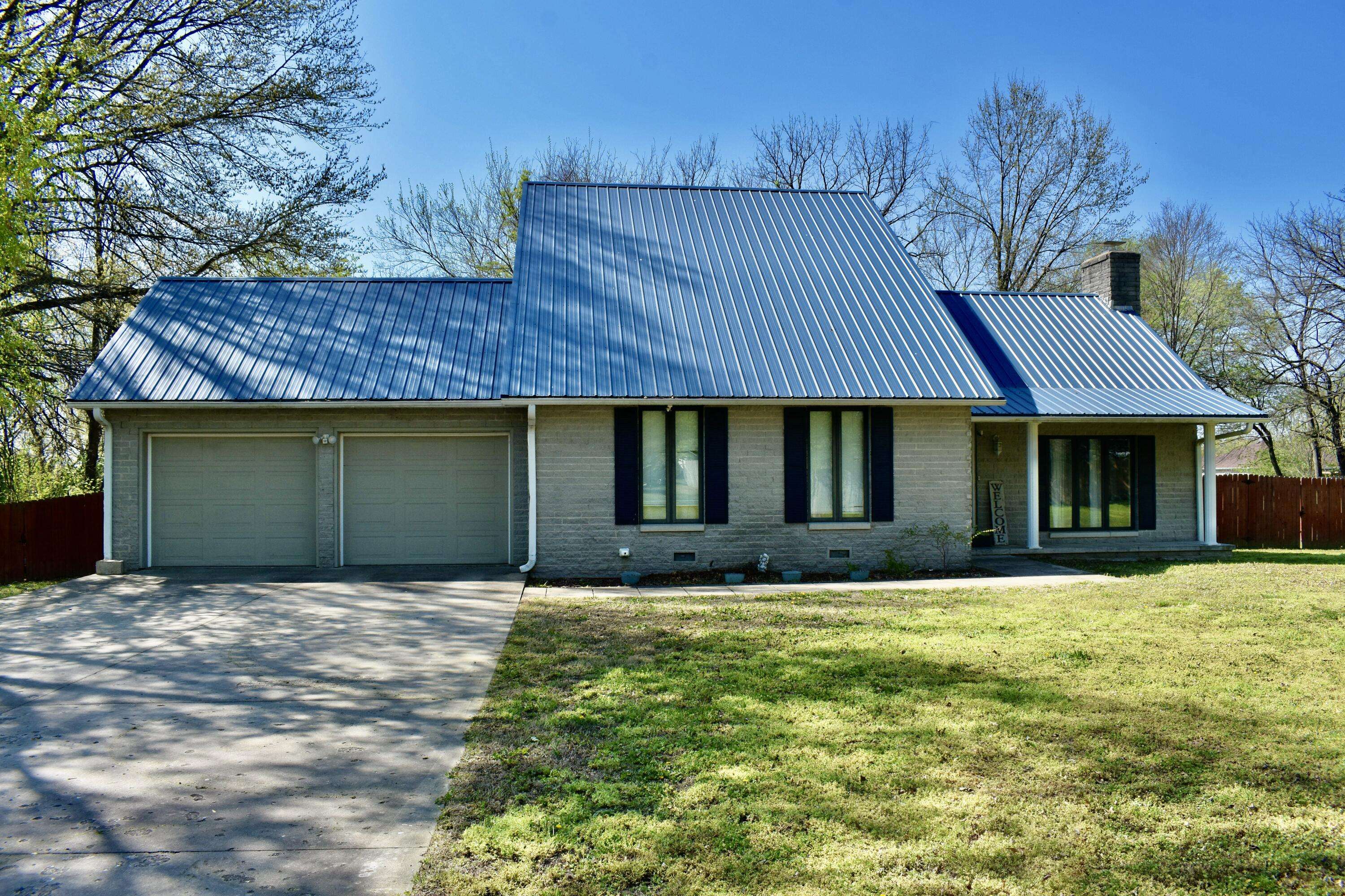 826 E Division Street, Bolivar, MO 65613