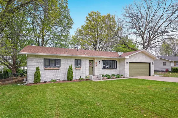 Clever, MO 65631,107 E Chrysler Avenue