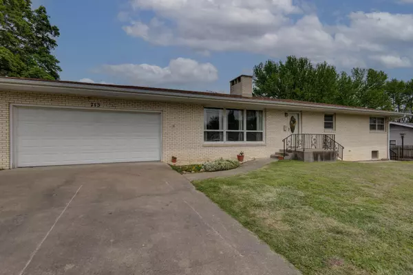 Aurora, MO 65605,715 E Walnut Street