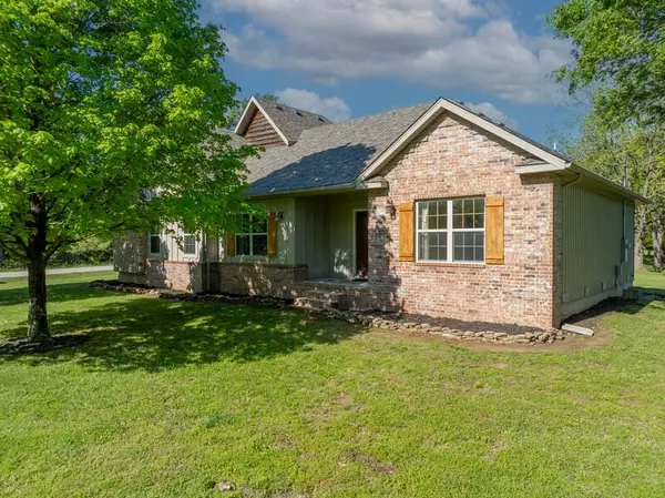555 E Farm 84 Road, Springfield, MO 65803