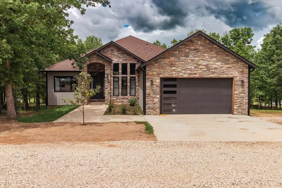 5215 Private Road 5212, Willow Springs, MO 65793