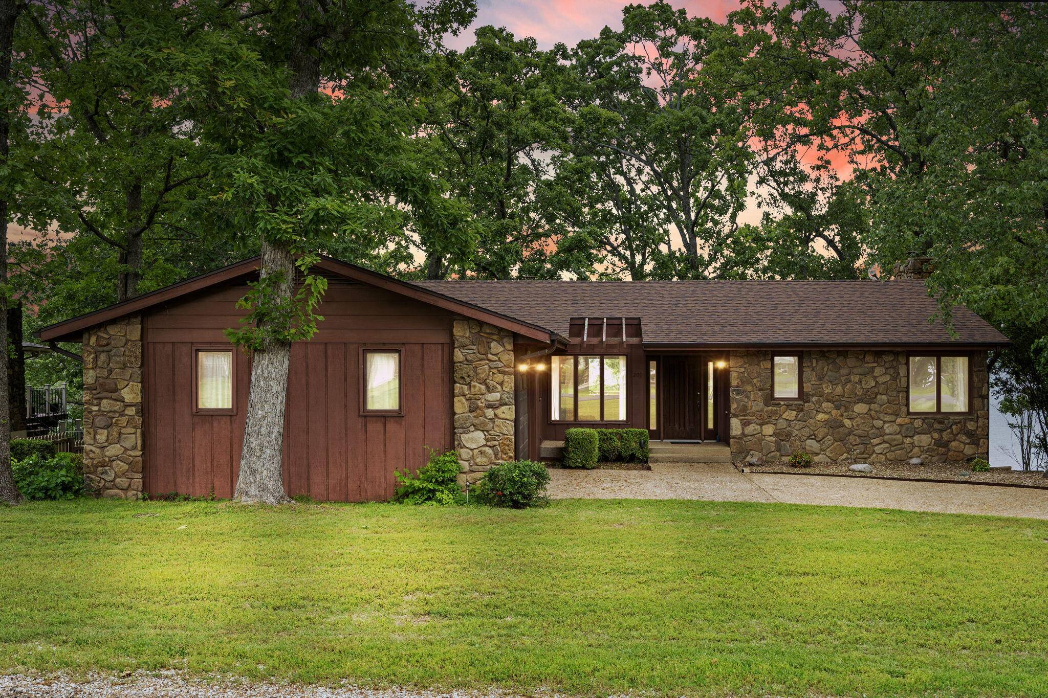 209 S Lakeshore Drive, Blue Eye, MO 65611