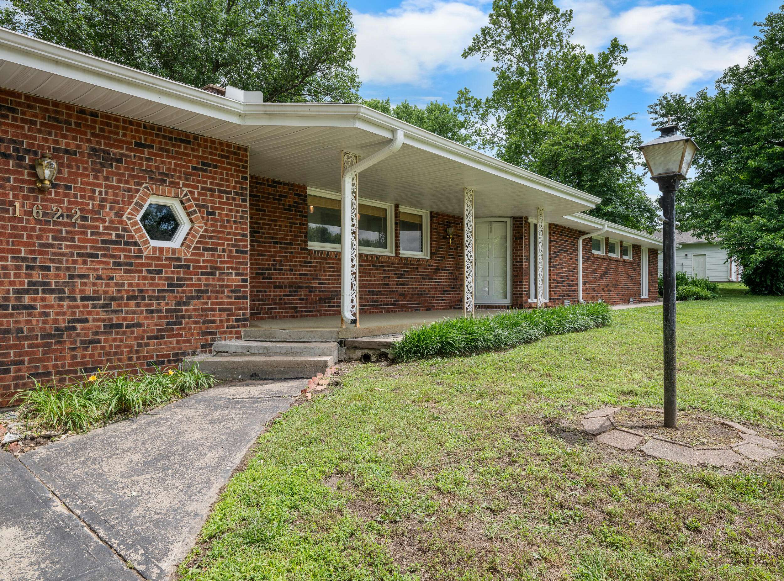 Bolivar, MO 65613,1622 Oakland Avenue