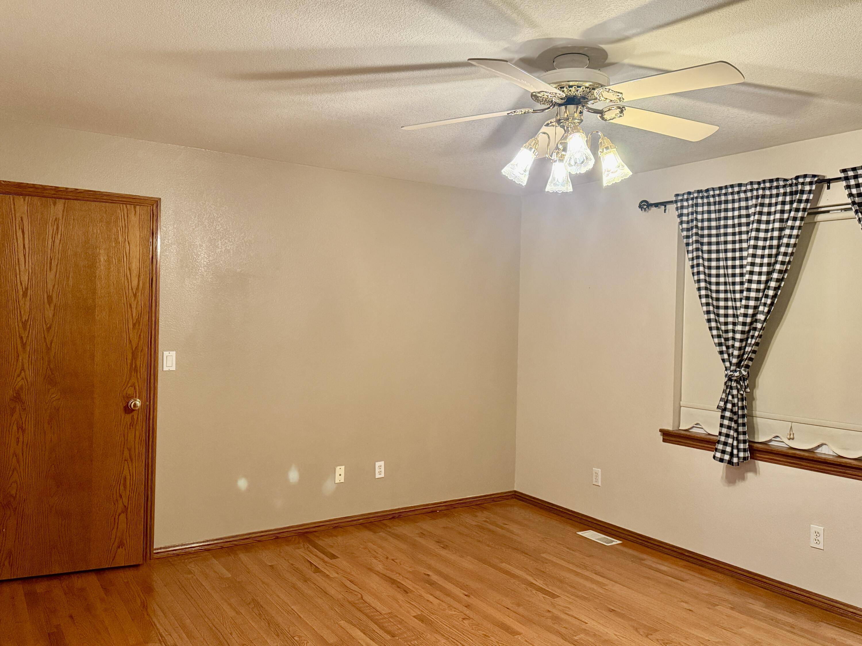 Neosho, MO 64850,506 E Glenview Street