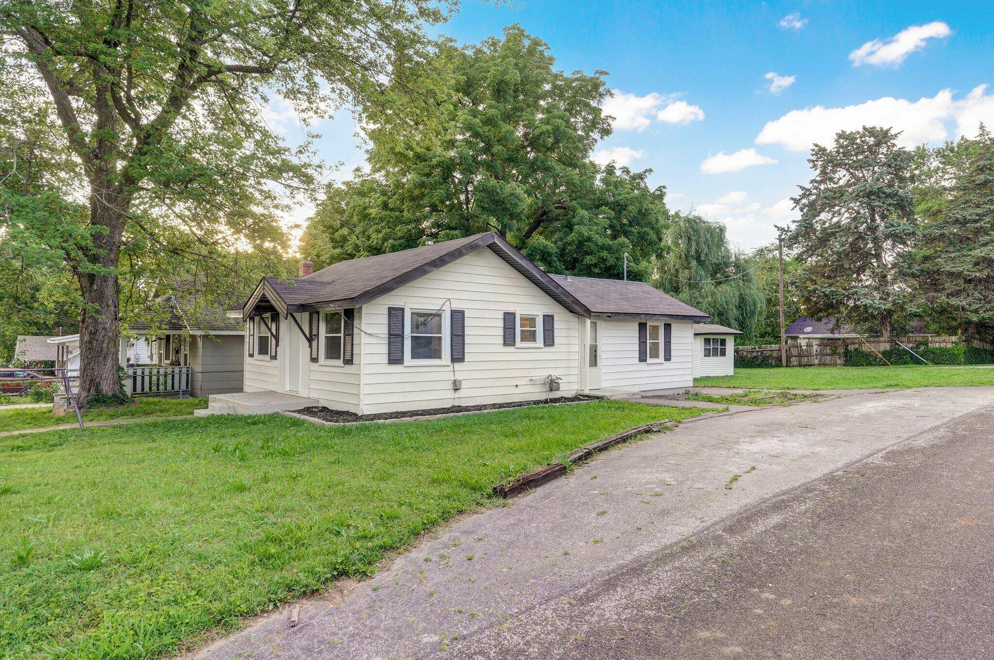 801 W Della Street, Springfield, MO 65803