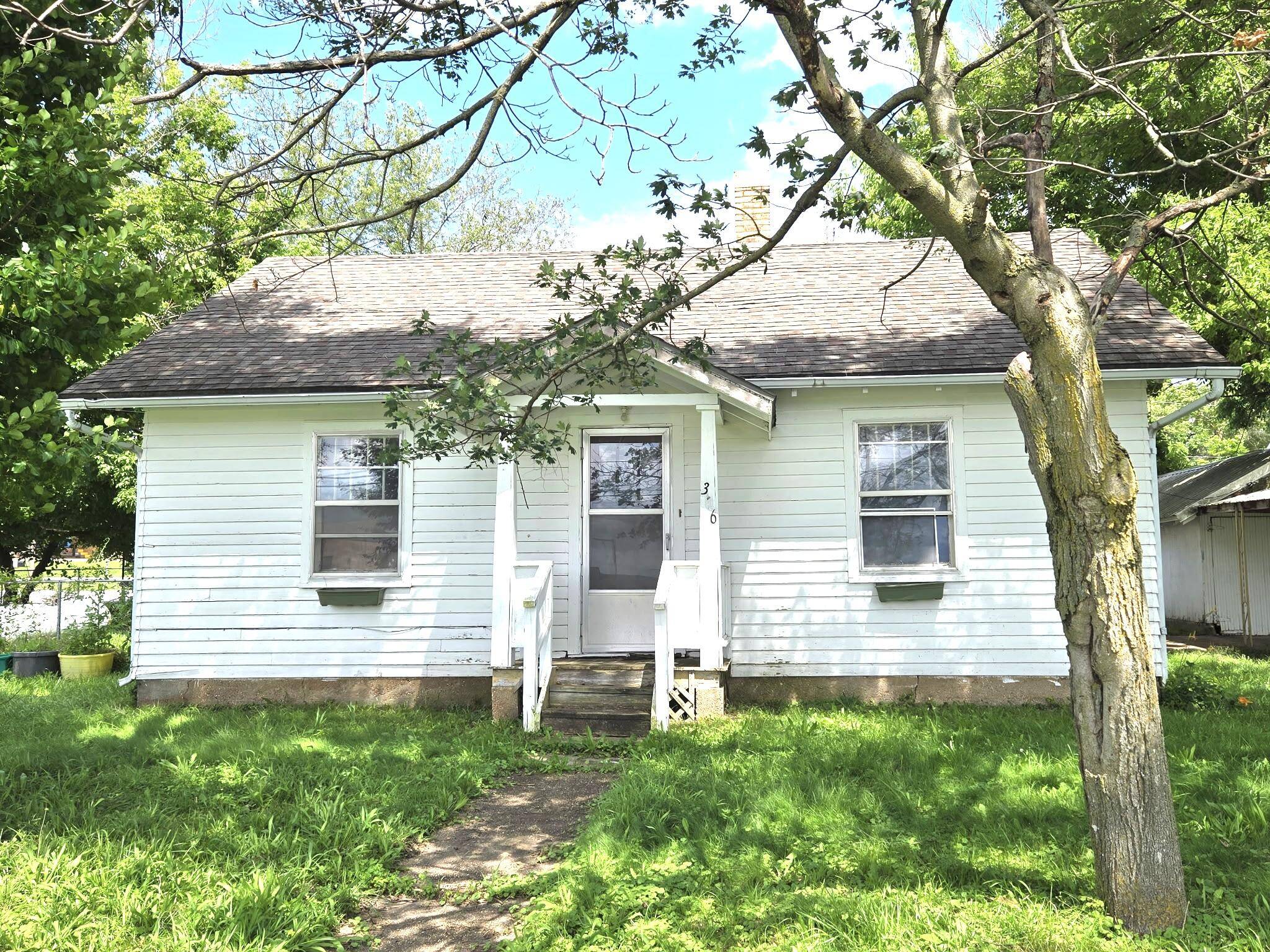 306 S Locust Street, Buffalo, MO 65622
